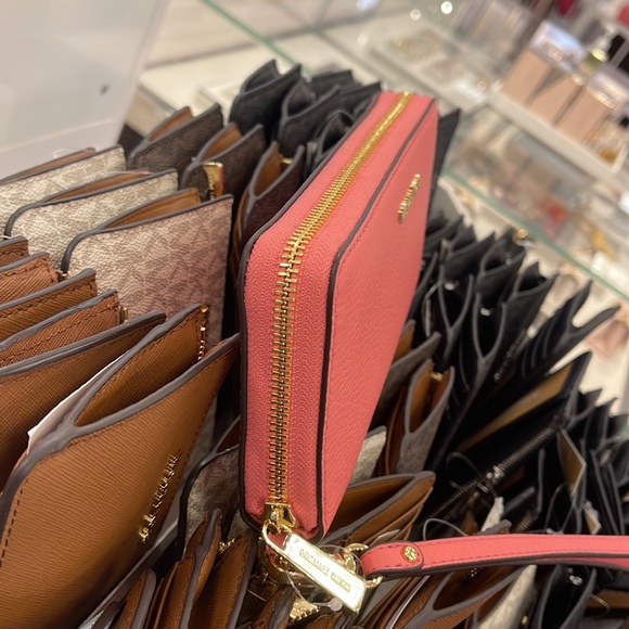 MICHAEL KORS LARGE TRAVEL CONTINENTAL WRISTLET WALLET
COLOR: TEA ROSE NWT - Picture 12 of 16